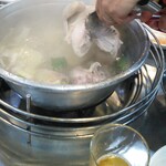 진옥화 할매 원조 닭한마리 - お店の方がカットしてくださいます