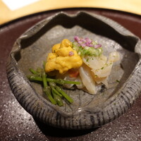 馳走 啐啄一十  - レア茹で本ミル貝(愛知県一色産)、レア茹で車海老(長崎県産)、赤雲丹(熊本県天草市五和産)ミズの実(山菜)(山形県産)、刻み秋葵(オクラ)載せ