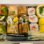 Sushi Abe Ni Keizu - 本マグロタタキ ¥270- ツナサラダロール ¥420- カルフォルニアロール ¥420- 鮭ハラスロール ¥420- 穴子チーズロール ¥420-