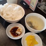 チャイナ飯店 - ニラレバ定食のメイン以外(冷奴は少し食べてしまったw)