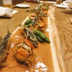 馳走ふくしま - カニと、ワカサギか何かの唐揚げ、枝豆