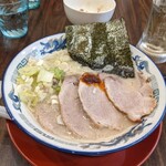 豚骨ラーメン酒場 たつまき - しっかり豚骨している。