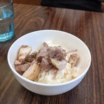 豚骨ラーメン酒場 たつまき - ポテトサラダにチャーシューという新感覚。