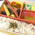 駅弁屋 旨囲門 - 名前のとおり野菜がいっぱい食べられて良かったよ。わらび餅のデザートまでついてるのが嬉しいね。でも、タンドリー風味のベジハムは風味がちょっと強すぎて
このお弁当には合ってないような・・・