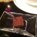 ぎゃらりぃかふぇ華野 - 紅茶と一緒に出てきた生チョコ