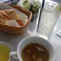 アン カフェ - 付け添えのカレースープ。自家製レモネードは飲み放題。