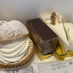 GINZA WEST - 左から、クリームパフ、モザイクケーキ、バタークリームケーキ、レアチーズケーキ。