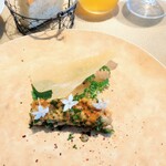 La Brianza - イワシほうれん草のフリットケイパーペーストサルディーニャのパン。表面に塗られたソースほのかに甘みありいい感じ。シブレットとかケイパーペースト、サルディーニャのパンとか一緒にいただきいろいろ味わい楽しい