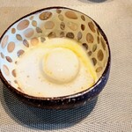 La Brianza - コロンと可愛いココナッツ半割りのような形の器、厨房越しのカウンターにあって気になっていた器です。キョロキョロ気にしていたから、もしかしてご配慮下さったのかも？！ パンナコッタに洋梨とマンゴーのソースで