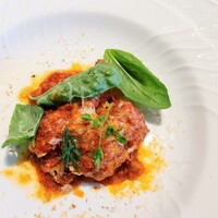 La Brianza - サカエヤブラウンスイス牛ポルペッティ。肉肉しい食べ心、地噛みしめるほどに旨みギュッと凝縮されていて美味しい。トマトソースとの相性もバツグン!! 存在感ある味わい