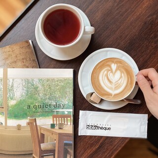 Kafe Ando Bukkusu Biburioteku - 美味しいラテや紅茶と店内の本でゆっくりと過ごす時間をお楽しみください。