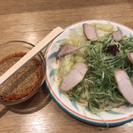 冷めん家 - 廣島冷麺の「普通」（辛口、そば1.5玉、990圓）。
