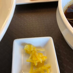 めん処 きよ洲 - 味変用の柚皮。男性従業員様が丁寧に説明してくれます。