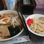 eishin - ワンタン麺700円＋サービスチャーハン(セルフ盛り)