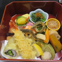 はり清 - 隠れているものもあり凄い品数です。