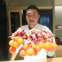 鳥匠 いし井 - 店主の石井さん　全員分のちょうちんを持って。