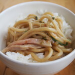 竹麺亭 - ガーリック和え麺オンザライス