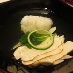 馳走 啐啄一十  - 虎魚と薄切り松茸の利尻昆布&血合い抜き鮪節のお椀