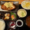 Sakanaya Ichi Hanare - 日替わり定食、880円。ご飯のおかわり無料。