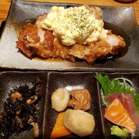 魚や市 はなれ - おかずの種類が多いのは嬉しい♪