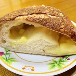 ビアンヴェール - チーズフロマージュ（1/2）…税込300円