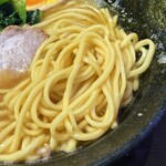 横浜らーめん 源泉 - 長多屋の中太ストレート麺は少し細め。