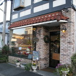 店名が目立ち難い外観