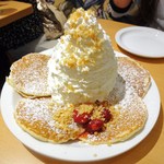 エッグスンシングス - パンケーキ ストロベリークリームとマカダミアナッツ(1050円)