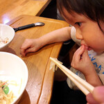 地球の中華そば - 手掴みで麺を味わう我が子