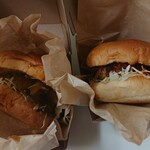 アレーズカフェ アン - 黒豚チーズバーガー　単品　540円/黒豚バーガー　単品　491円