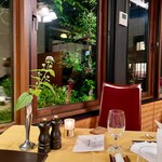 万平ホテル メインダイニングルーム - 窓際テーブル席