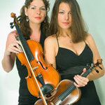ザ ロビーラウンジ - 左：妹さん（ヴィオラ）　　右：お姉さん（ヴァイオリン）　　お好みは、どっち？ ♡♡