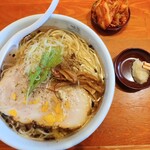 塩元帥 - 天然塩ラーメン（大盛）に食べ放題のキムチとニンニク