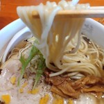 塩元帥 - 麺リフトのつもりがチャーシューにピントがあってしまった