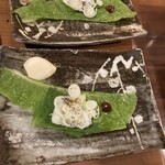 炭火焼肉 名玉 - 塩豚バラを包むサンチュ＆ニンニク