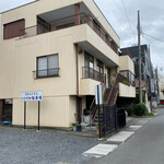 手打ちうどん　 いしづか - 駐車場 お店の裏に3台分（奥の黒い建物がお店）