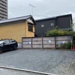 手打ちうどん　 いしづか - 歩道橋脇の奥4台分がお店の駐車場