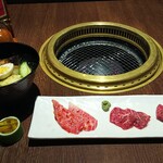 Yakiniku Ougon No Ushi - 冷麺と焼肉３種類が来ました。