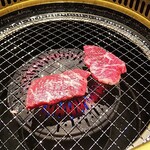 焼肉 黄金の牛 - ランプを焼いている所です。