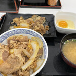 157799304 - 並の牛丼と牛皿