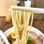 らぁ麺 大金星 - 全粒粉でしょうか。小麦香るストレート麺。