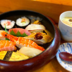 Douraku Sushi - 上盛り合わせ大盛り　茶碗蒸し付きで¥950
                        安い！安すぎる！