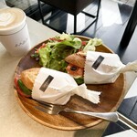 ファブリック - ランチA：バゲットサンドイッチ2種（サーモンクリームチーズ、生ハム バジル トマト）、グリーン・サラダ、カフェ・ラテ