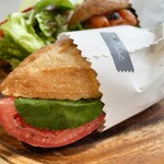 ファブリック - ランチA：バゲットサンドイッチ2種（サーモンクリームチーズ、生ハム バジル トマト）、グリーン・サラダ、カフェ・ラテ