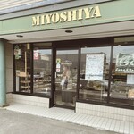 Miyoshiya Kashiten - 店舗前