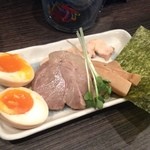 麺処 ほん田 niji - チャーシュー、メンマ