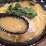横浜家系ラーメン 星家 - 豚骨ラーメンのスープ