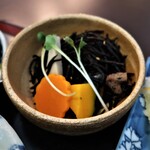 神港 - 季節の煮物（ひじき・カボチャ・ニンジン）