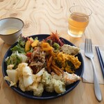 かすがい食堂 pirahu - かすがいブッフェ。12種類全部盛ったらゴチャゴチャにw
自家製豆腐は1個。他は60分食べ放題！