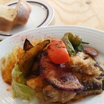 かすがい食堂 pirahu - ＋メイン。
B.彩りグリル野菜とお魚の唐揚げサラダ
今日の魚はタチウオ、アジ、赤魚、鯛。
ご飯かパンでパンをチョイス。